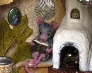 игрушка Мышь читает книгу у камина