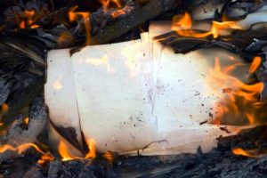Как сжечь дом быстро и надежно - горящая бумага 