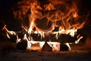 Как сжечь дом быстро и надежно - горящие дрова