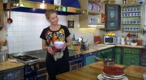Юлия Высоцкая на своей кухне с дровяной печью