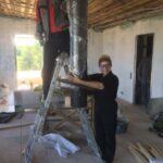 М.Клепцова на монтаже подвесного камина 2021_4