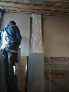 строительство стены прислонения для дымохода в деревянном доме