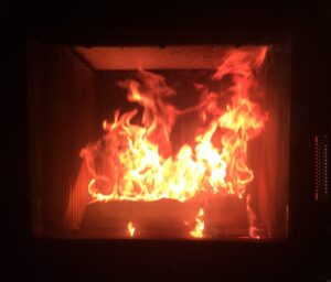 горение только что подложенных дров в топке камина Hoxter